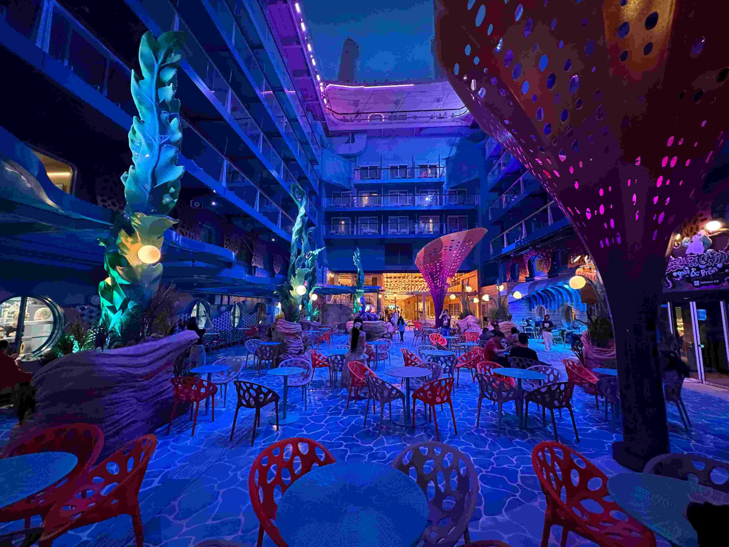 迪士尼探險號《海底總動員》中庭礁景