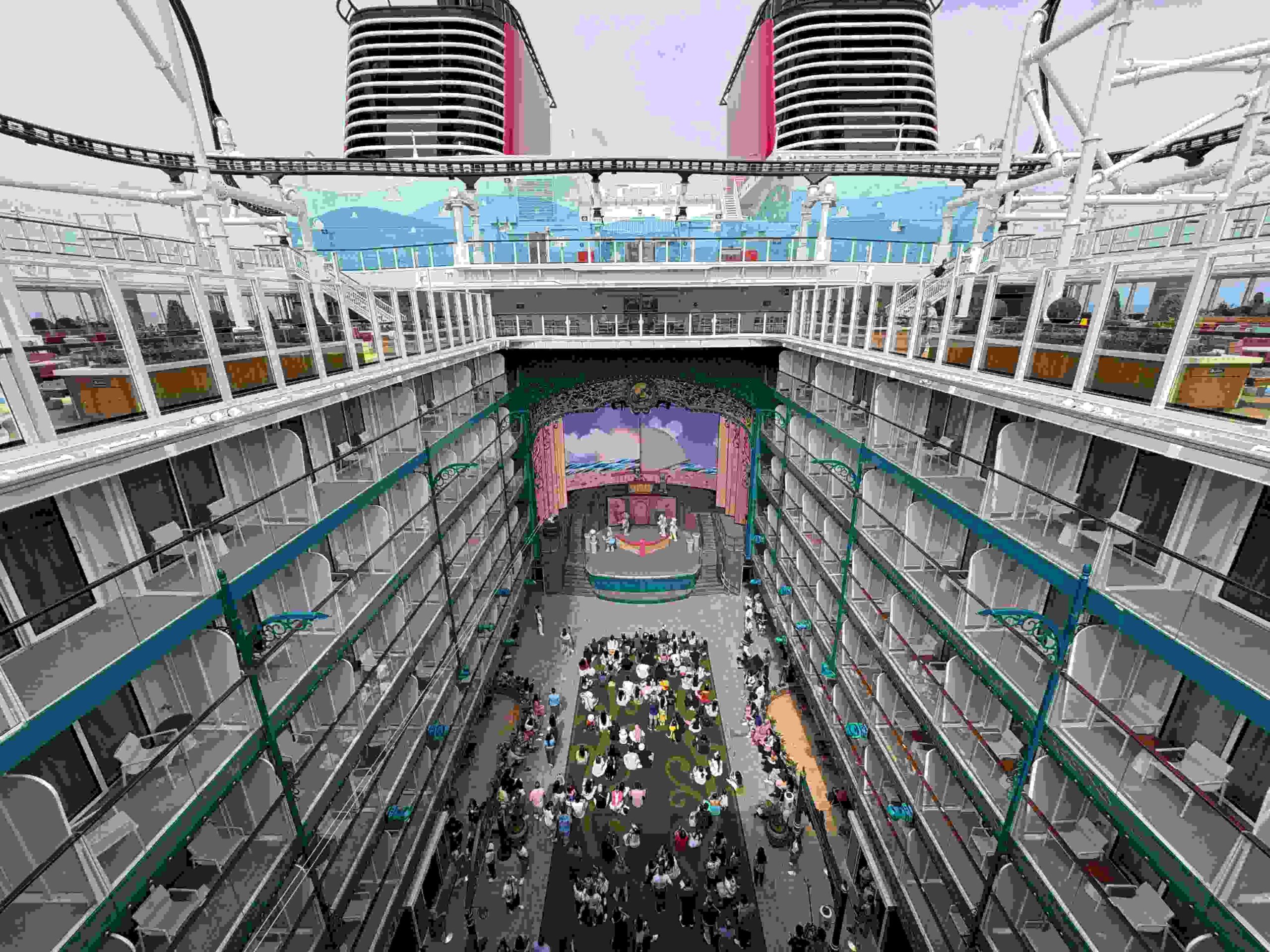 迪士尼探險號中庭花園